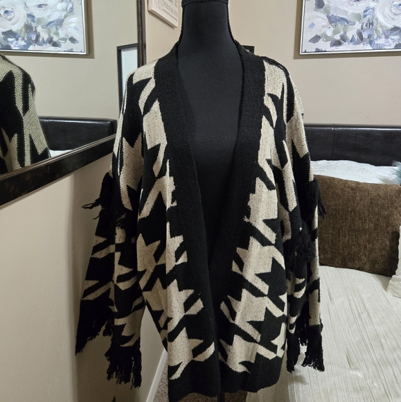 eesome Sweaters - Stylish Black and Cream Women's Sweater With Fringe NWT By Ee: Some